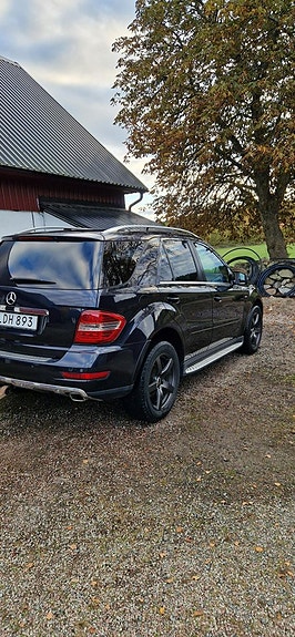 Mercedes-Benz ML350 3 of 5