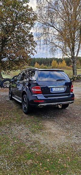 Mercedes-Benz ML350 4 of 5
