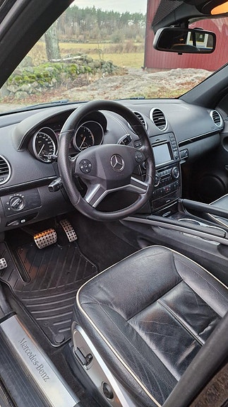 Mercedes-Benz ML350 5 of 5
