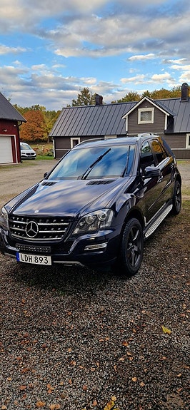 Mercedes-Benz ML350 2 of 5
