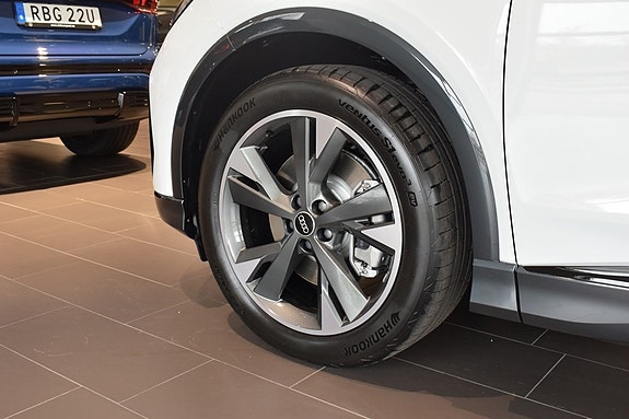 Audi Q4 e-tron 4 of 5