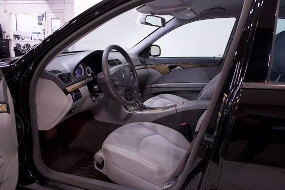 Mercedes-Benz E200 11 of 24