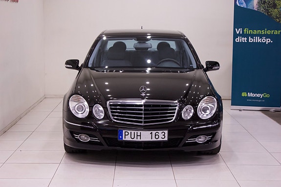 Mercedes-Benz E200 4 of 5