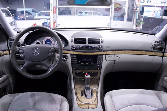 Mercedes-Benz E200 17 of 24
