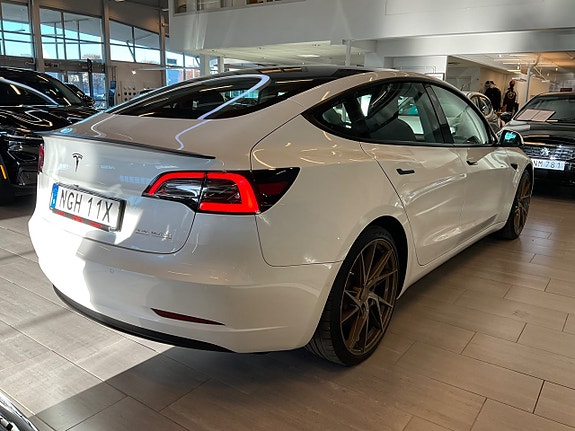 Tesla Model 3 4 of 5