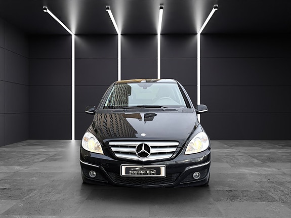 Mercedes-Benz B180 2 of 5