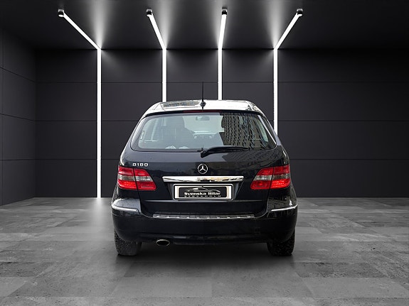 Mercedes-Benz B180 4 of 5
