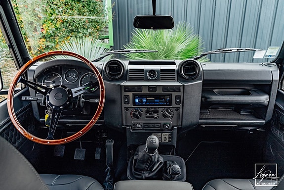 Land Rover Defender 110 19 of 27