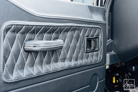 Land Rover Defender 110 18 of 27