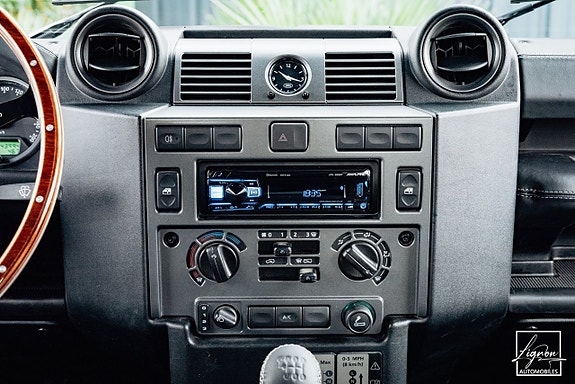 Land Rover Defender 110 21 of 27