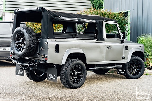 Land Rover Defender 110 4 of 5