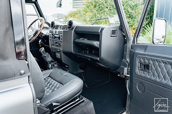 Land Rover Defender 110 27 of 27