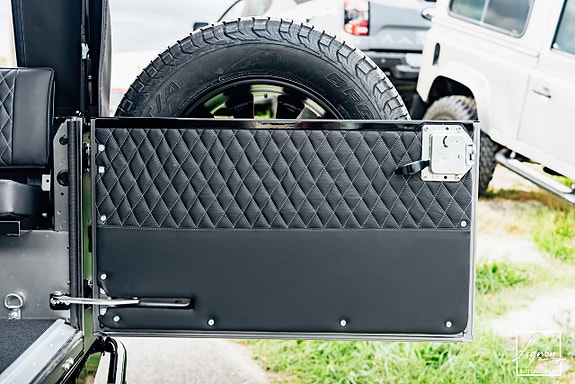Land Rover Defender 110 12 of 27