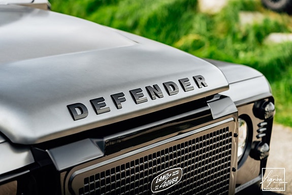 Land Rover Defender 110 16 of 27