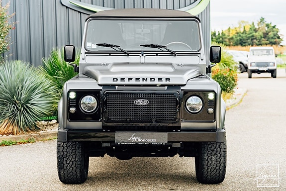 Land Rover Defender 110 6 of 27