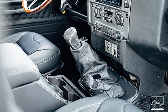 Land Rover Defender 110 22 of 27