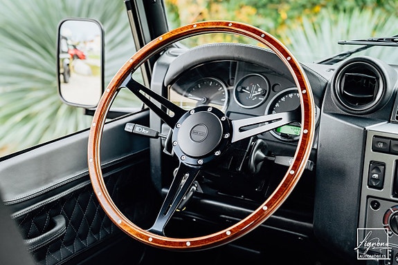Land Rover Defender 110 20 of 27