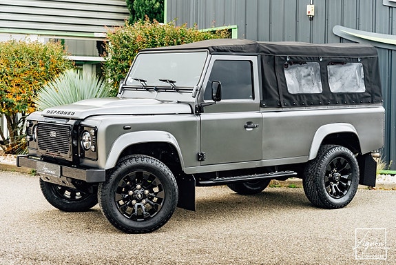 Land Rover Defender 110 2 of 5