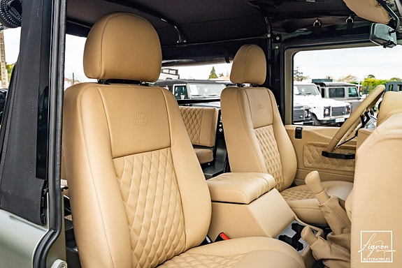 Land Rover Defender 90 24 of 27