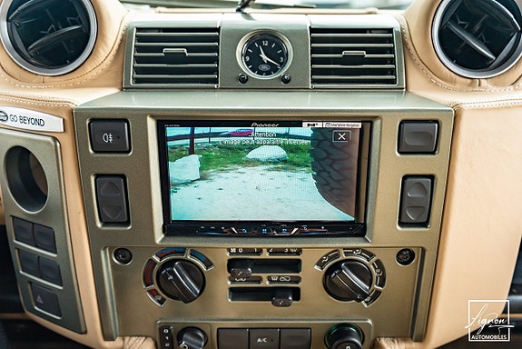 Land Rover Defender 90 18 of 27