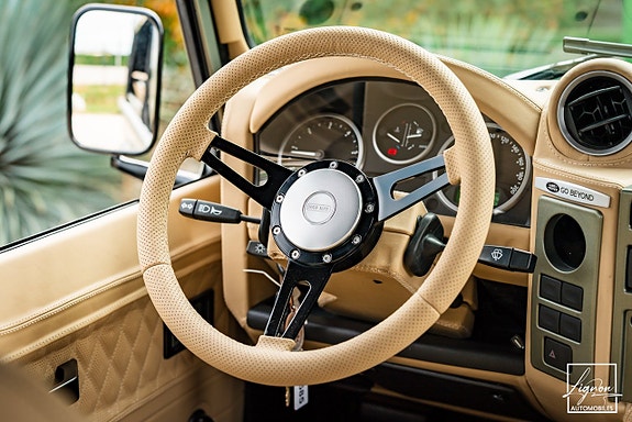 Land Rover Defender 90 16 of 27