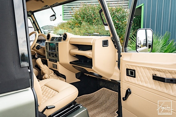 Land Rover Defender 90 26 of 27