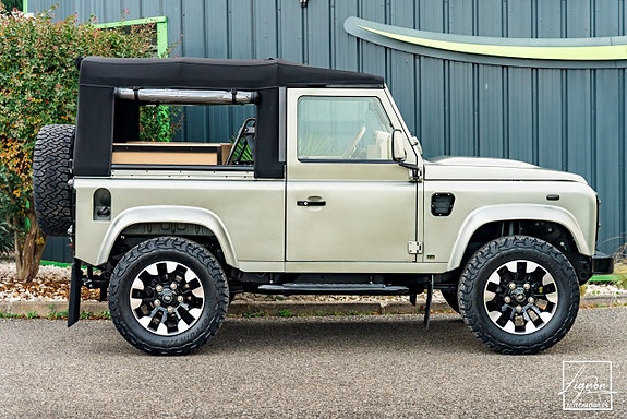 Land Rover Defender 90 8 of 27