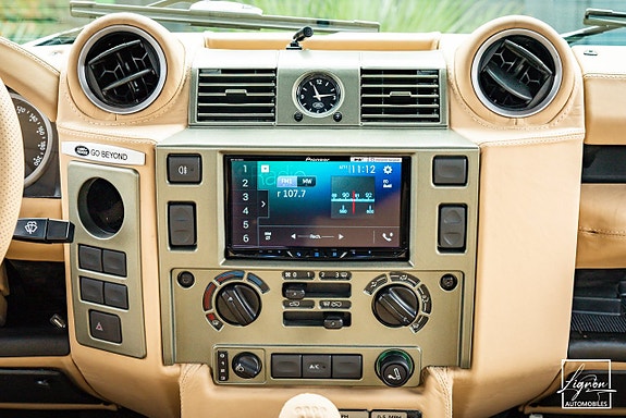 Land Rover Defender 90 17 of 27