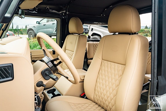 Land Rover Defender 90 22 of 27