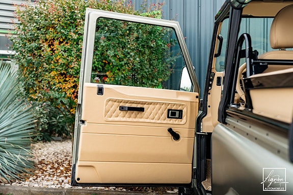 Land Rover Defender 90 14 of 27