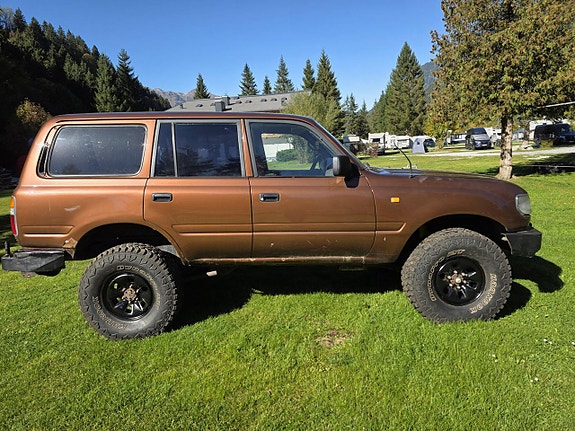 Toyota Land Cruiser 2 of 5