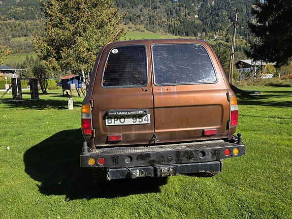 Toyota Land Cruiser 5 of 5
