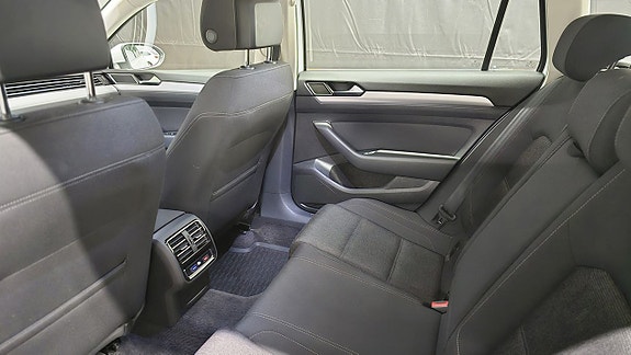 Volkswagen Passat 12 of 27