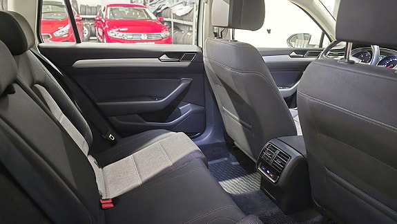 Volkswagen Passat 14 of 27