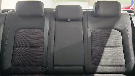 Volkswagen Passat 13 of 27