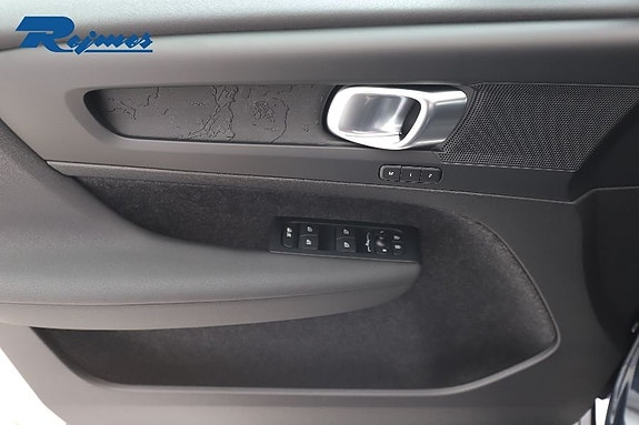 Volvo EX40 10 of 23