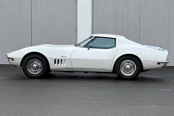 Chevrolet Corvette 4 of 5