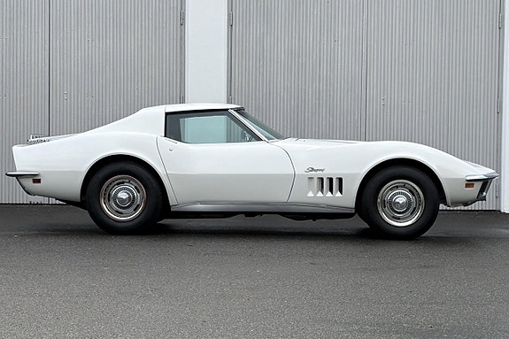 Chevrolet Corvette 3 of 5