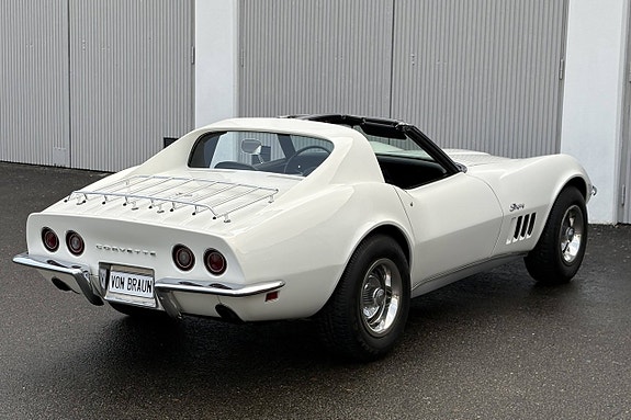 Chevrolet Corvette 2 of 5