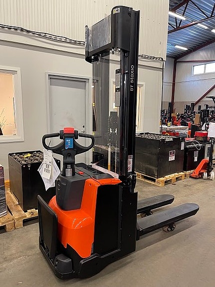 BT SWE140L ledstaplare med stöbenslyft och lyfthöjd 4.75m