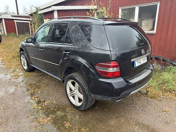 Mercedes-Benz ML320 3 of 5