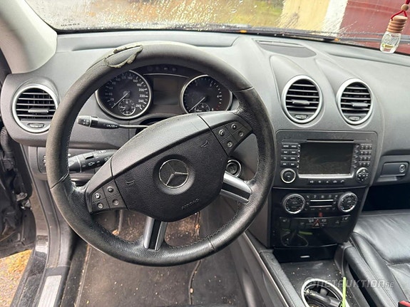 Mercedes-Benz ML320 8 of 14