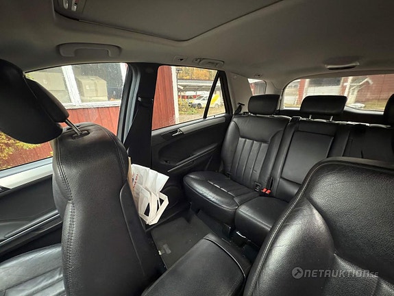 Mercedes-Benz ML320 10 of 14