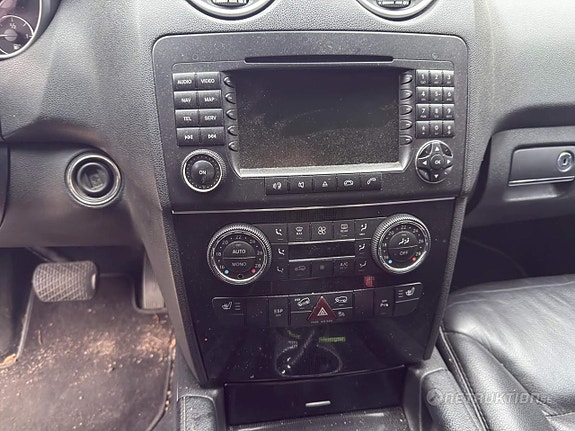 Mercedes-Benz ML320 9 of 14