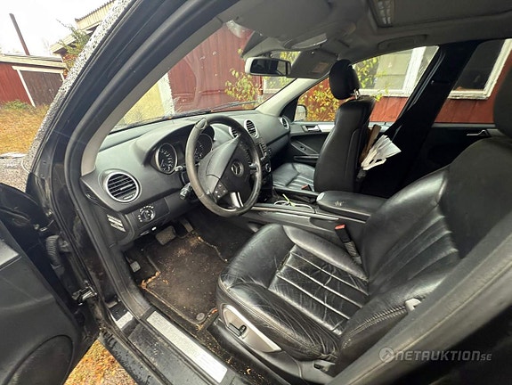 Mercedes-Benz ML320 7 of 14