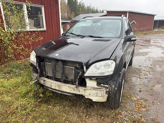 Mercedes-Benz ML320 4 of 5