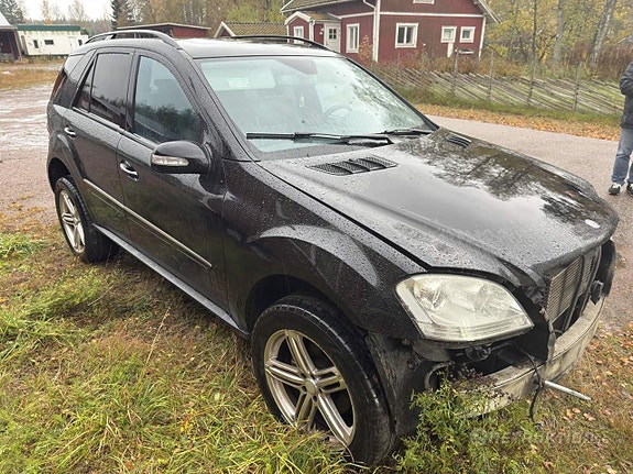 Mercedes-Benz ML320 5 of 5