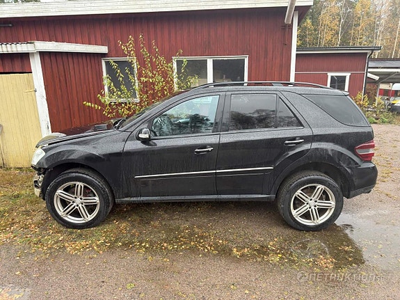 Mercedes-Benz ML320 2 of 5