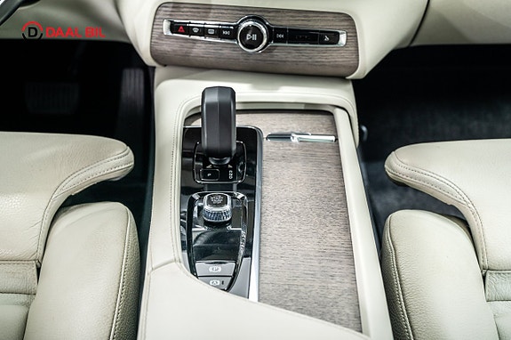 Volvo XC90 10 of 27