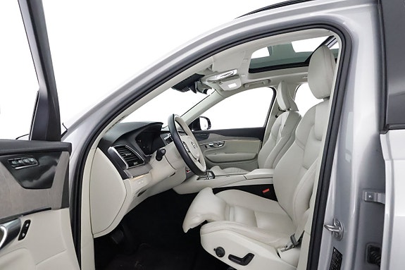 Volvo XC90 10 of 30